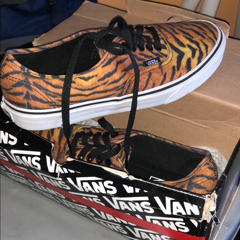 BRAND NEW AUTHENTIC TIGER PRINT VANS